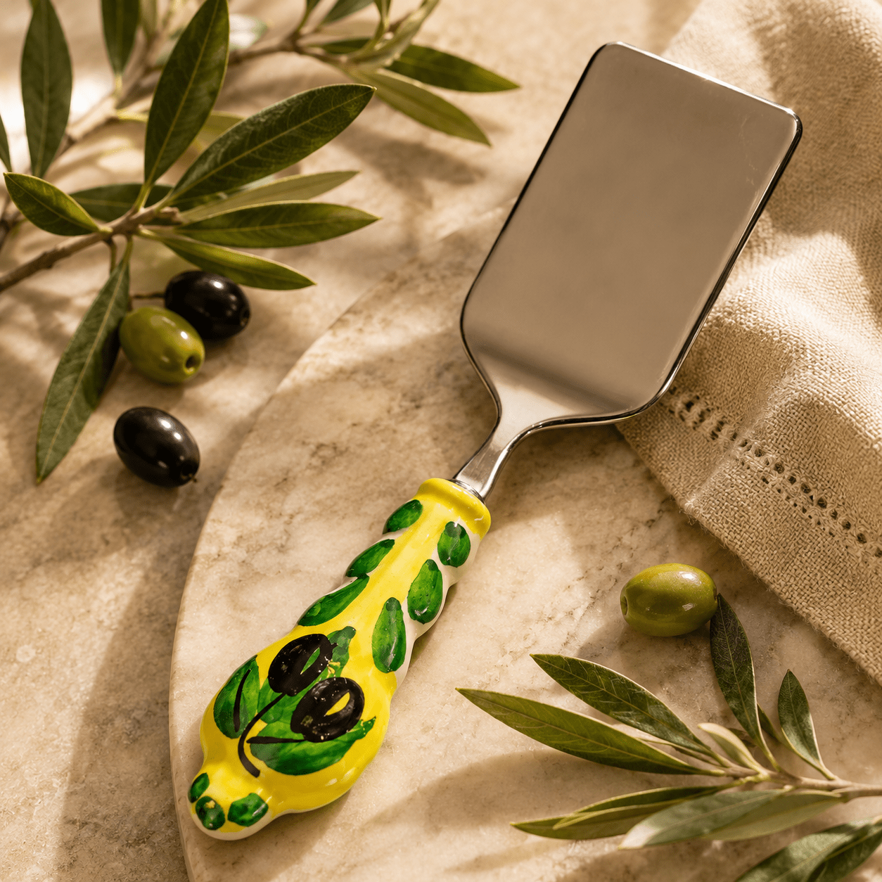 hand-painted-italian-lasagna-server-olive-design Hand-painted Italian stainless steel lasagne server with olive design ceramic made in Perugia, Italy