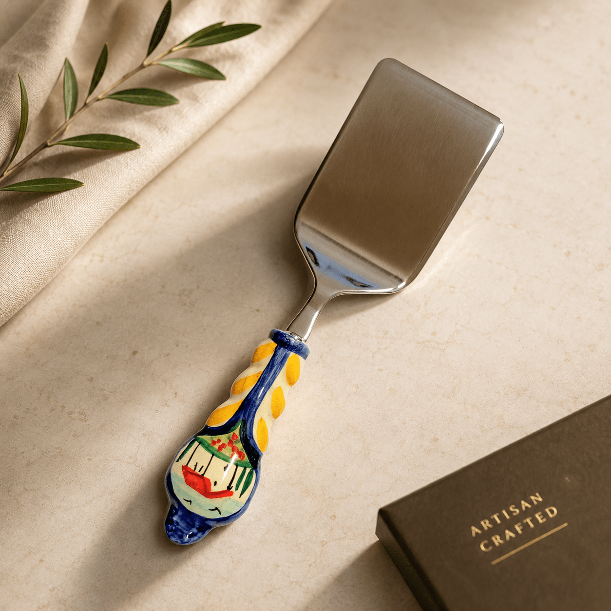 hand-painted-italian-lasagna-server-toscana-design Hand-painted Italian stainless steel lasagne server with Toscana design ceramic made in Perugia, Italy